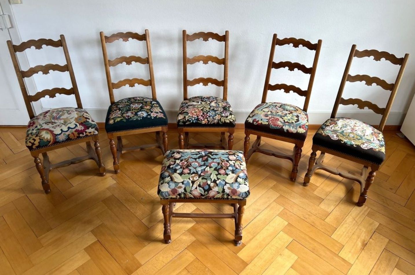 Stühle: 5 Antike Stühle mit Hocker und verschiedene Blumenmuster – Gebraucht aus Gelterfingen von charly3333