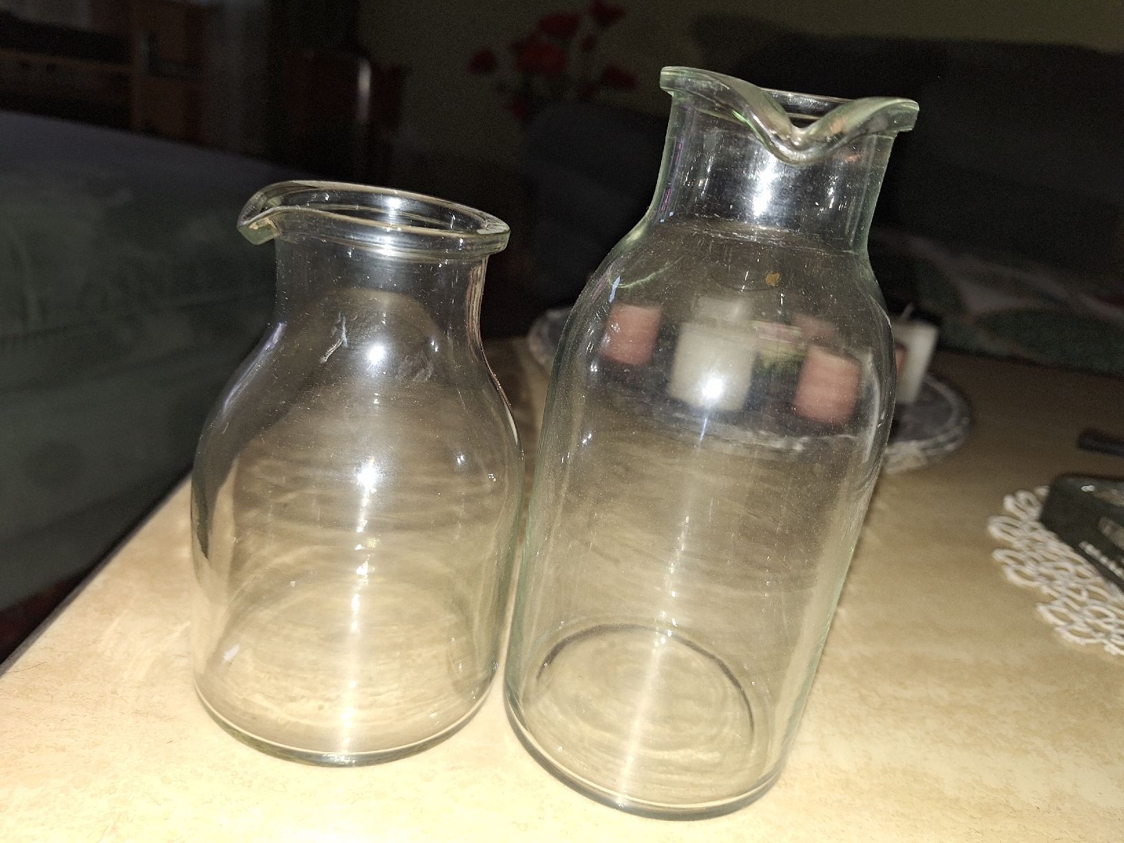 Caraffe: 2 Glas-Fläschli Milchkännchen Glaskaraffe  – Nuovo (secondo la descrizione) da spreitenbach venduto da lumbalplatte 1