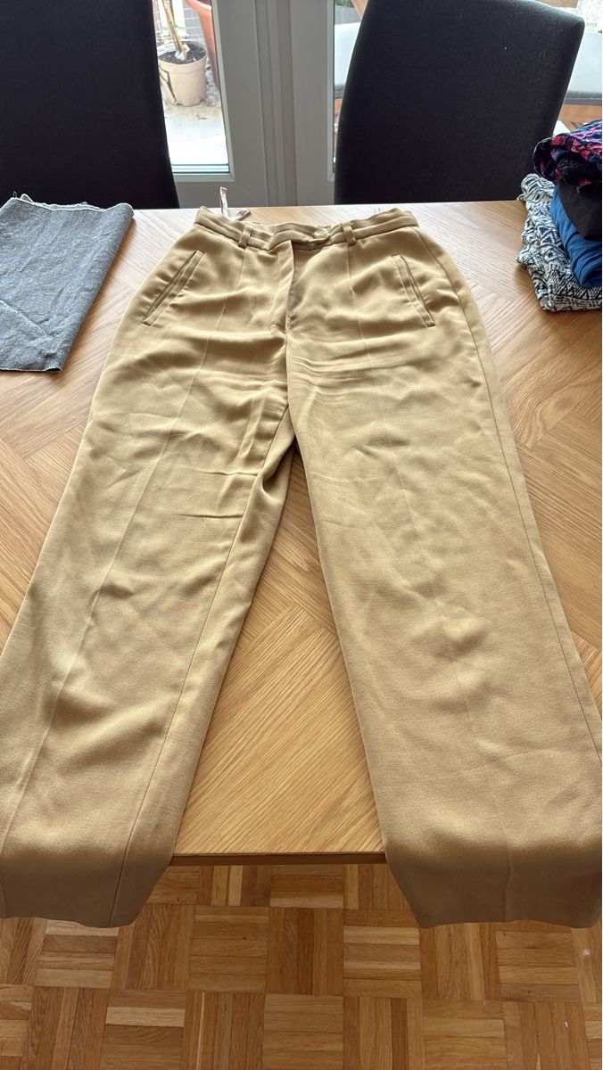 Hosen: Elegante Beige Hose – Gebraucht aus Ebmatingen von chi_n9xg