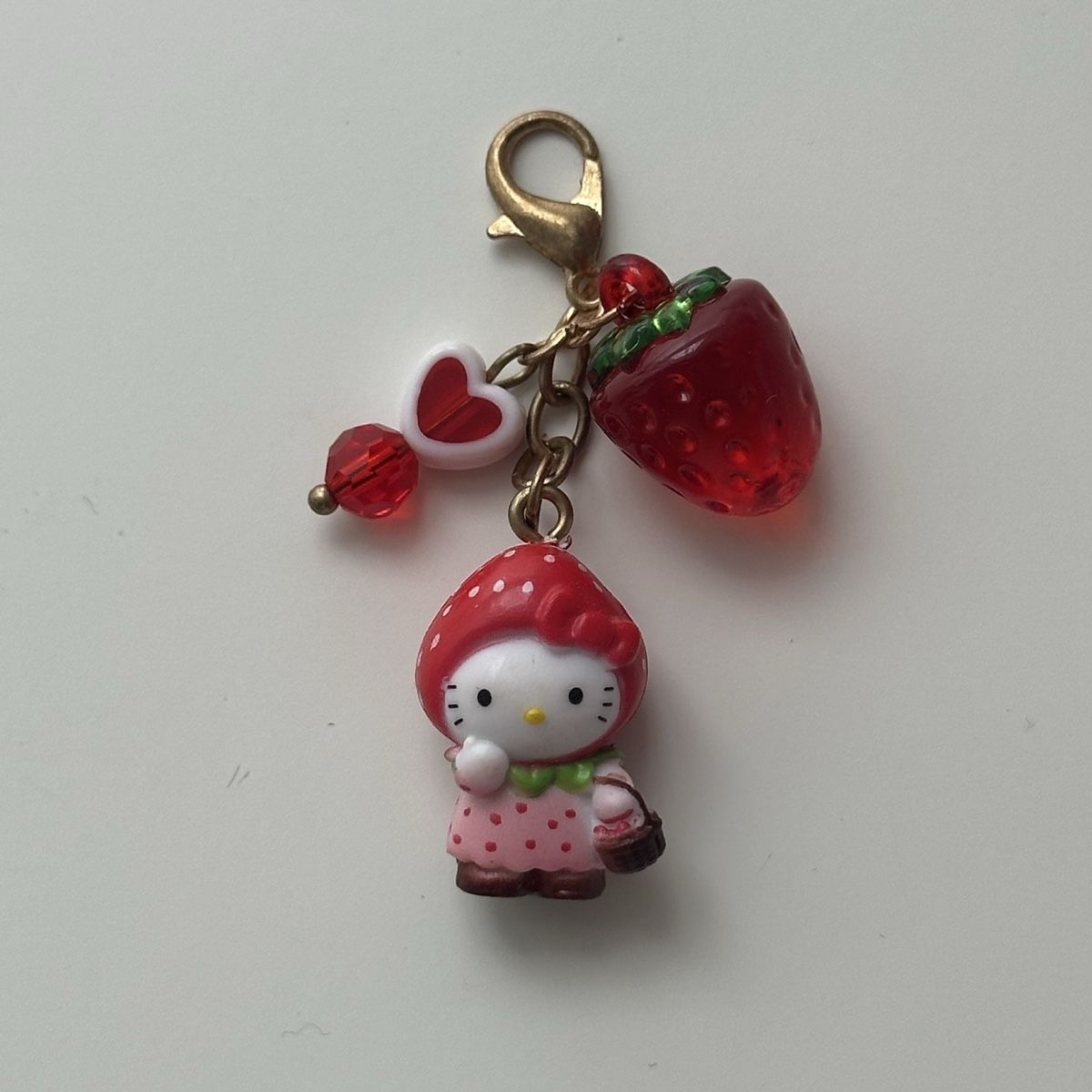 Sanrio Schlüsselanhänger & - bänder: Hello Kitty Sanrio Erdbeer Charms – Neu (gemäss Beschreibung) aus Givisiez von dor_xb9k