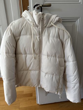 ZARA WHITE HOODED PUFFER JACKET