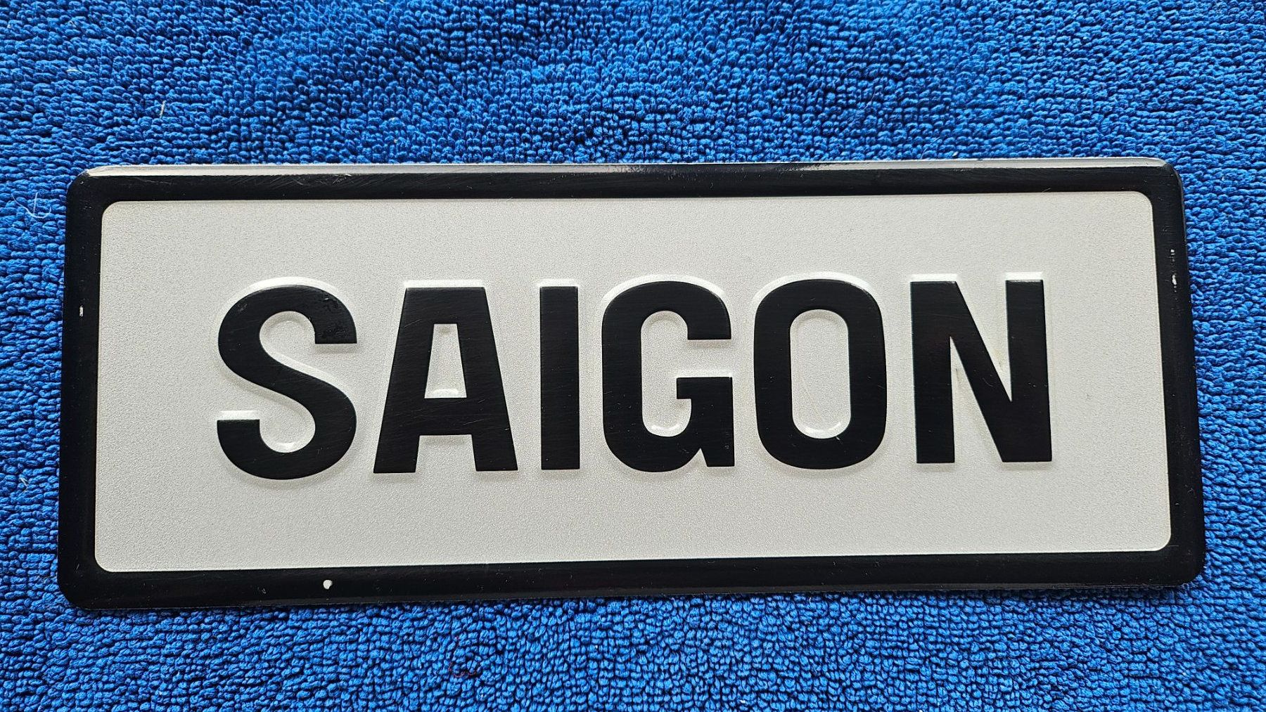 Insegne: Ortstafel-replika "SAIGON" – Usato da Goldiwil (Thun) venduto da rkweiss