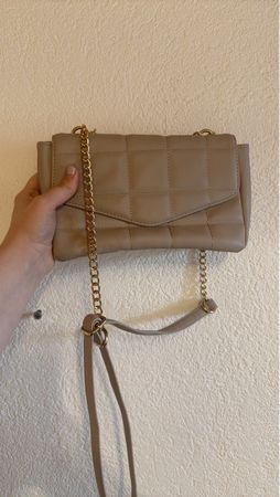 Stylische Beuteltasche Beige Goldkette Vintage Look