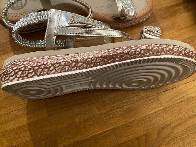 Scarpe da donna: Silberne Sandalen, Grösse 38 – Nuovo (secondo la descrizione) da Unterengstringen venduto da Dale2 3