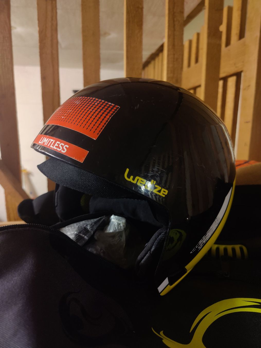 Caschi: Black & Yellow Snowboard / Ski Helmet – Usato da Zürich venduto da Caeirop 1