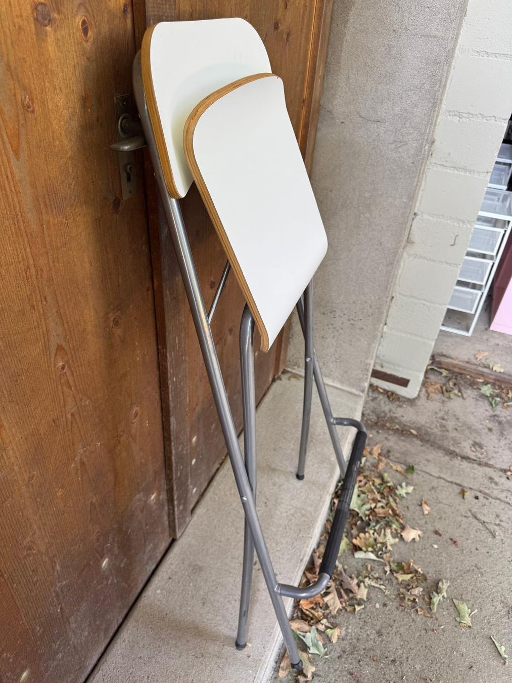 Chaises: Weisser Holzklappstuhl – D'occasion à Utzenstorf par M.Kaesermann 2