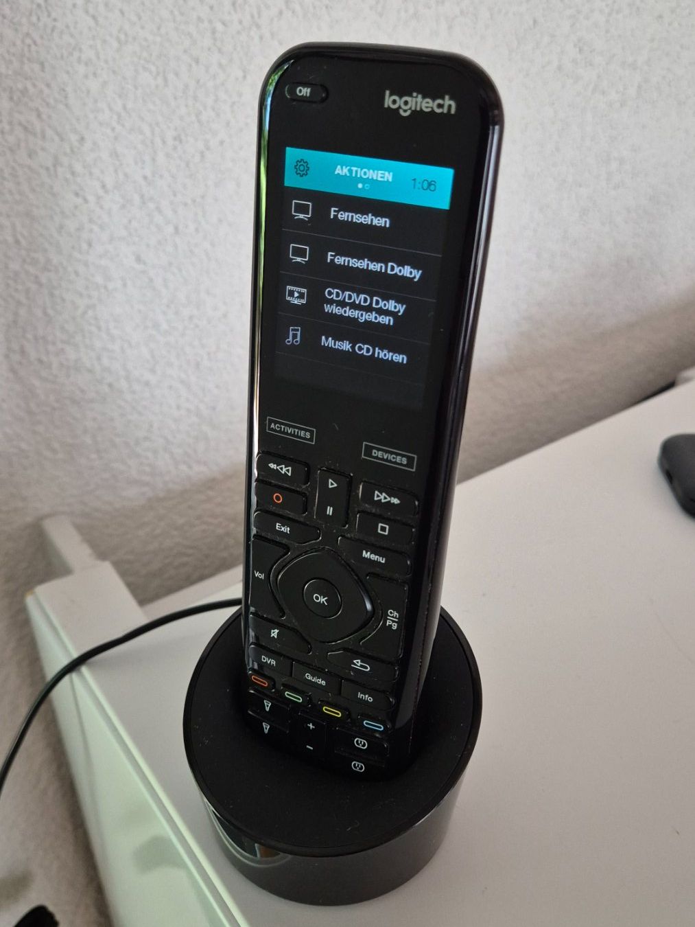 Logitech Fernbedienungen: Logitech Harmony Elite Universalfernbedienung mit Zubehör – Gebraucht aus Hitzkirch von enya2007 2