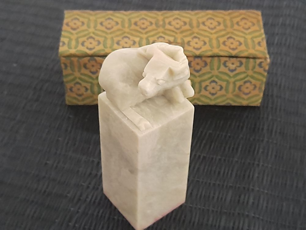 NOVICA Speckstein Schmuckdose Mit Floralem Medaillon – Handgefertigte Fair-Trade Box Aus Naturstein