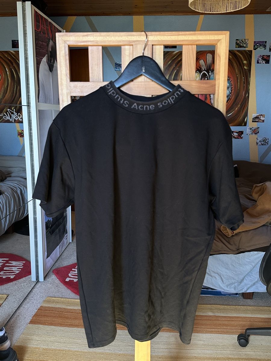 Acne Studios T-shirt: Original black Acne Studios tee – Usato da Villars-Burquin venduto da Iliasso