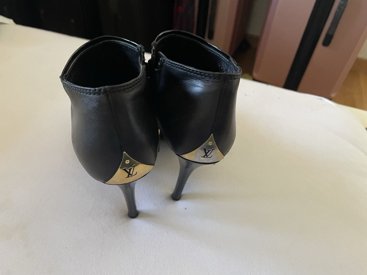 Scarpe per cavalli: Stylish Louis Vuitton Black Leather Peep-Toe Booties! – Usato da Dietikon venduto da val_7c5x 2