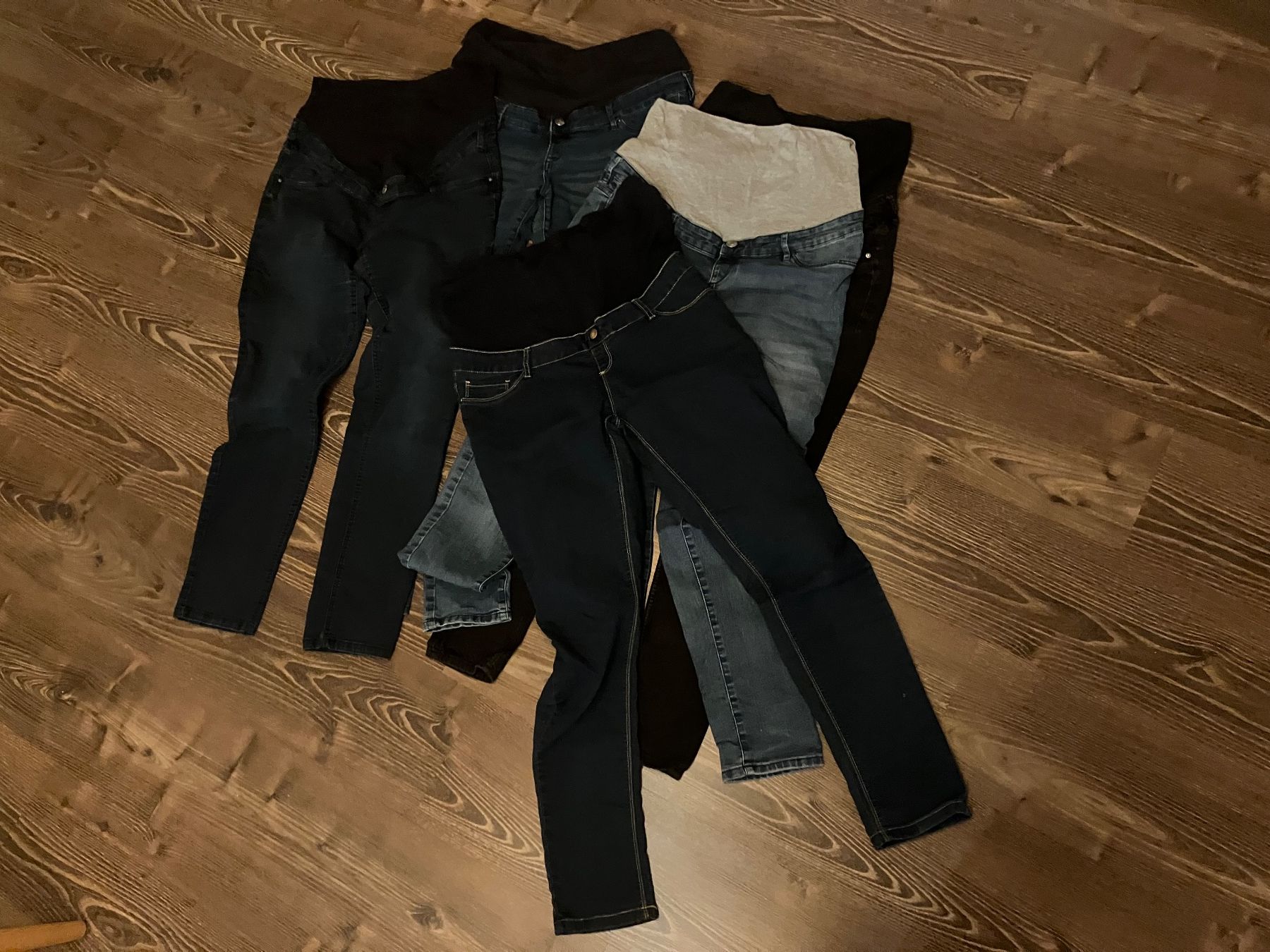 Pantalons: Schwangerschaftshosen 40 / 42 – D'occasion à Plaffeien par jae_9zt9