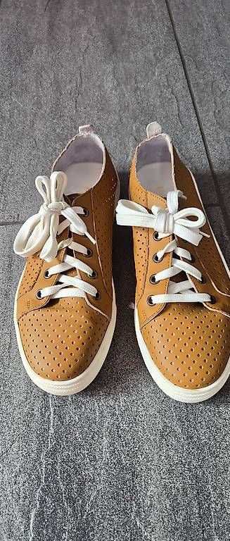 Chaussures femmes: Schöne Sneaker Beige in Grösse 38 – D'occasion à Dietikon par Agiraffe