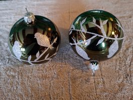 2 zauberhafte, neue Christbaumkugeln, Grün mit Vögeln, Glas