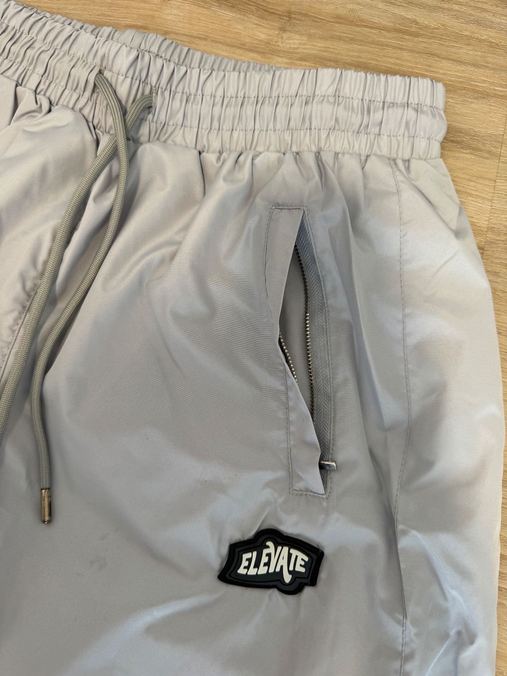 Hosen: Elevate Clothing Hose hellgrau/silber, M – Neu (gemäss Beschreibung) aus Maisprach von jokoundklaas 1