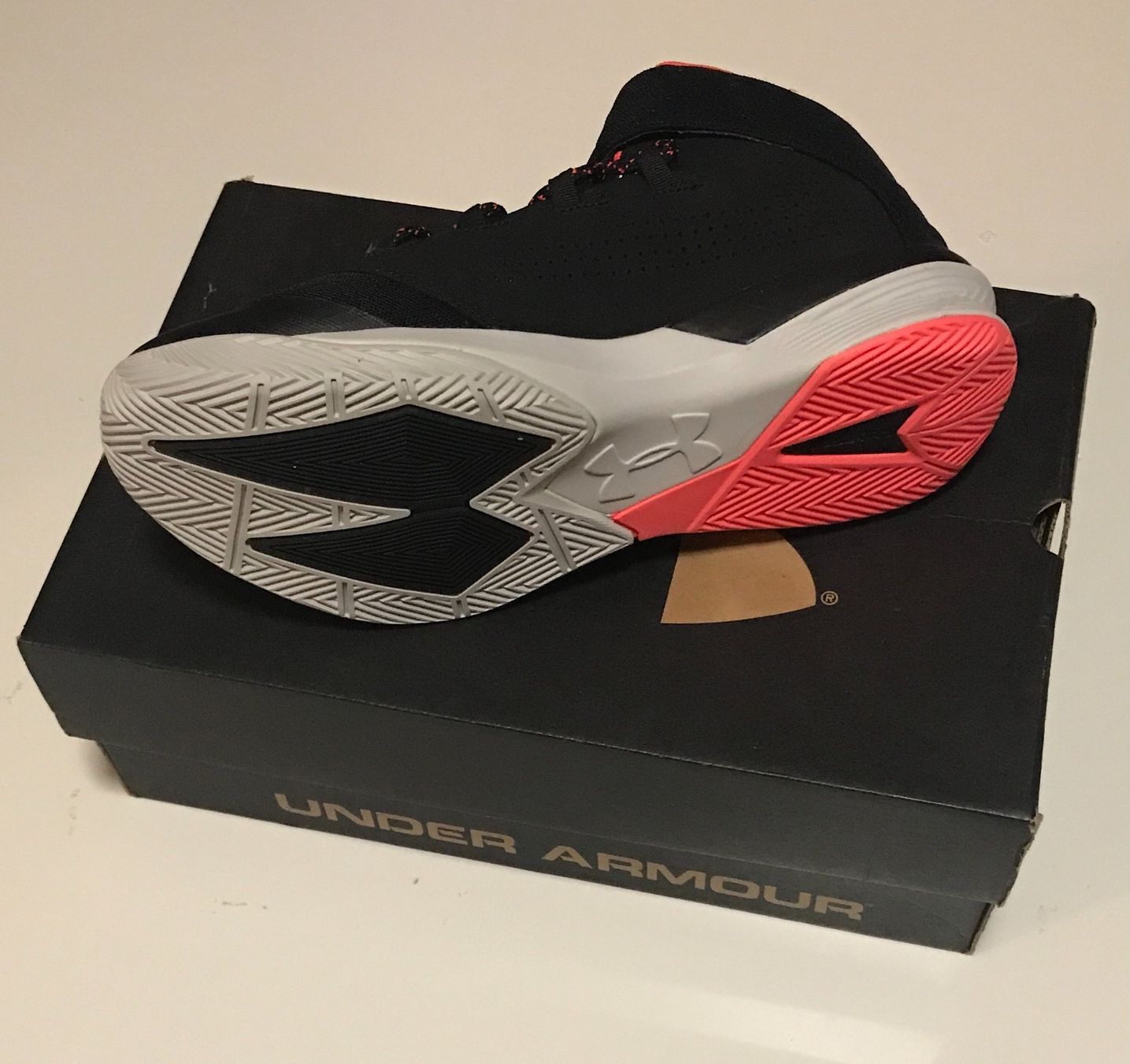 Scarpe da uomo: Schuhe Original Under Armour Gr 44 ; neu mit Karton – Nuovo e nell'imballaggio originale da luzern venduto da ARNI. 5