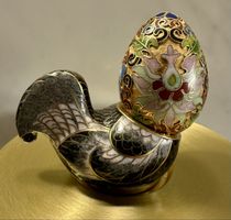 Hahnenfuss Dose mit „Deckel Ei“ cloisonné emailliert✨🐓