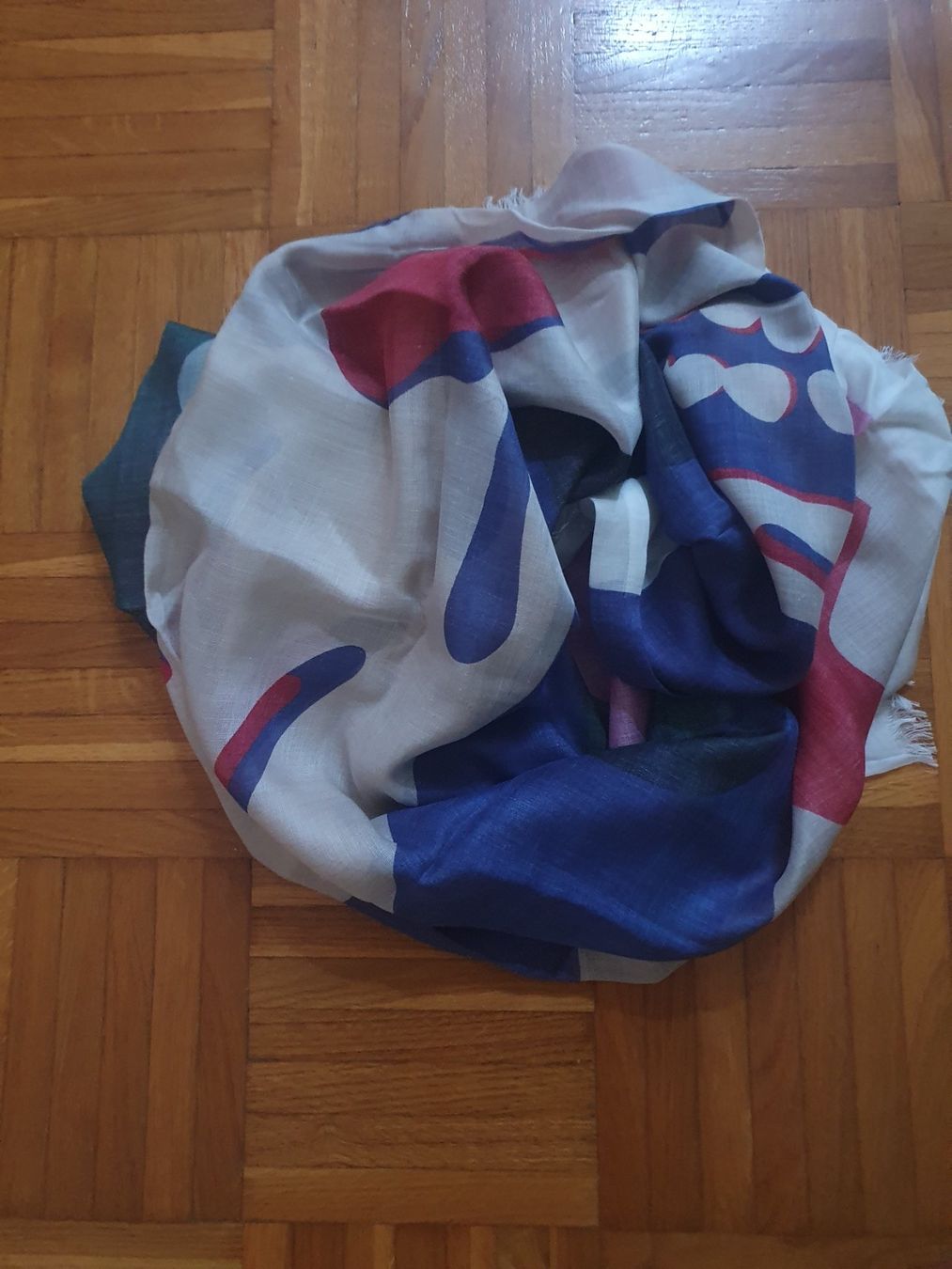 Alexander Mcqueen Foulard & Sciarpe: Sciarpa Alexander McQueen seta modale – Nuovo e nell'imballaggio originale da Chiasso venduto da Ann58