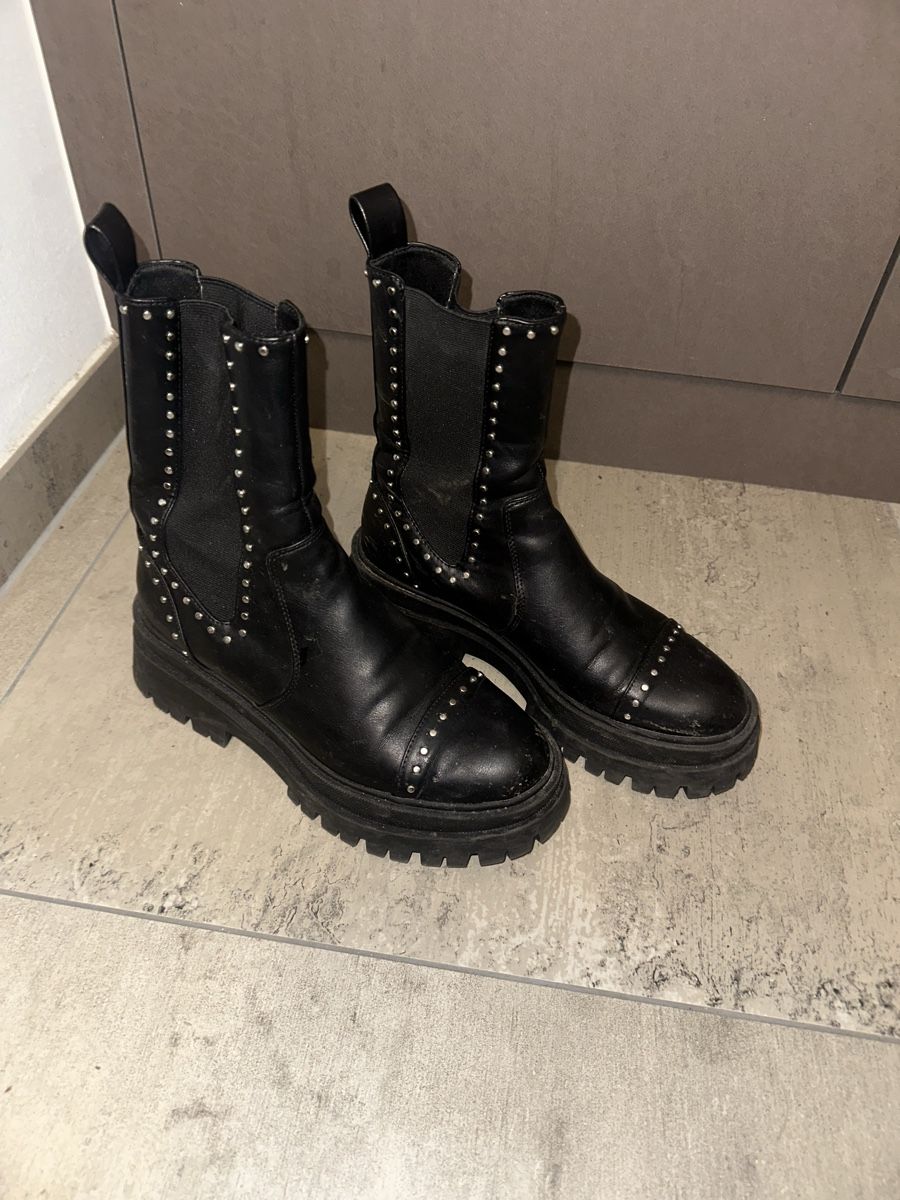 Stradivarius Damenschuhe: Botte d’hiver – Gebraucht aus Martigny-Croix von mar_yt85