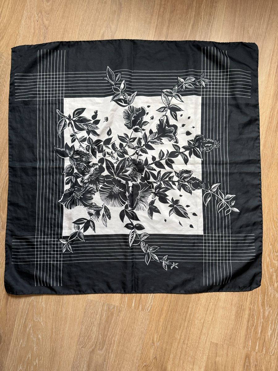 Foulard & Sciarpe: Foulard vintage noir/blanc fleurs  – Usato da Tavannes venduto da Thriftshop