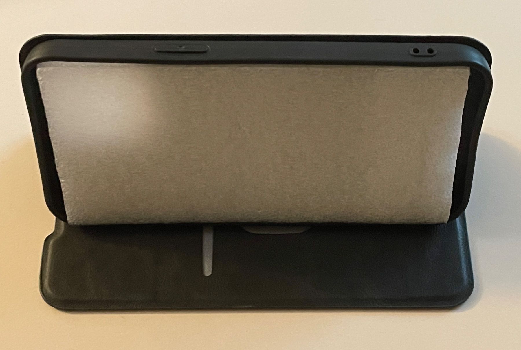 Covers & Schutzfolien: Folio für iPhone 12 Pro Max, schwarz – Gebraucht aus Aarau von chuckschweiz 3