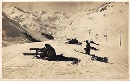 Mitrailleure. Soldaten im Winter am Maschinengewehr