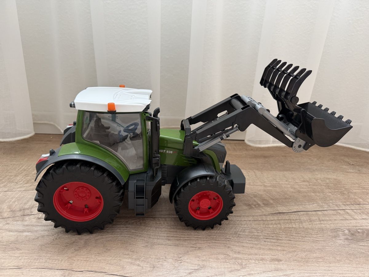 Bruder Spielzeuge: Bruder Fendt Traktor mit Frontlader – Gebraucht aus Wädenswil von Ifthekelt 1