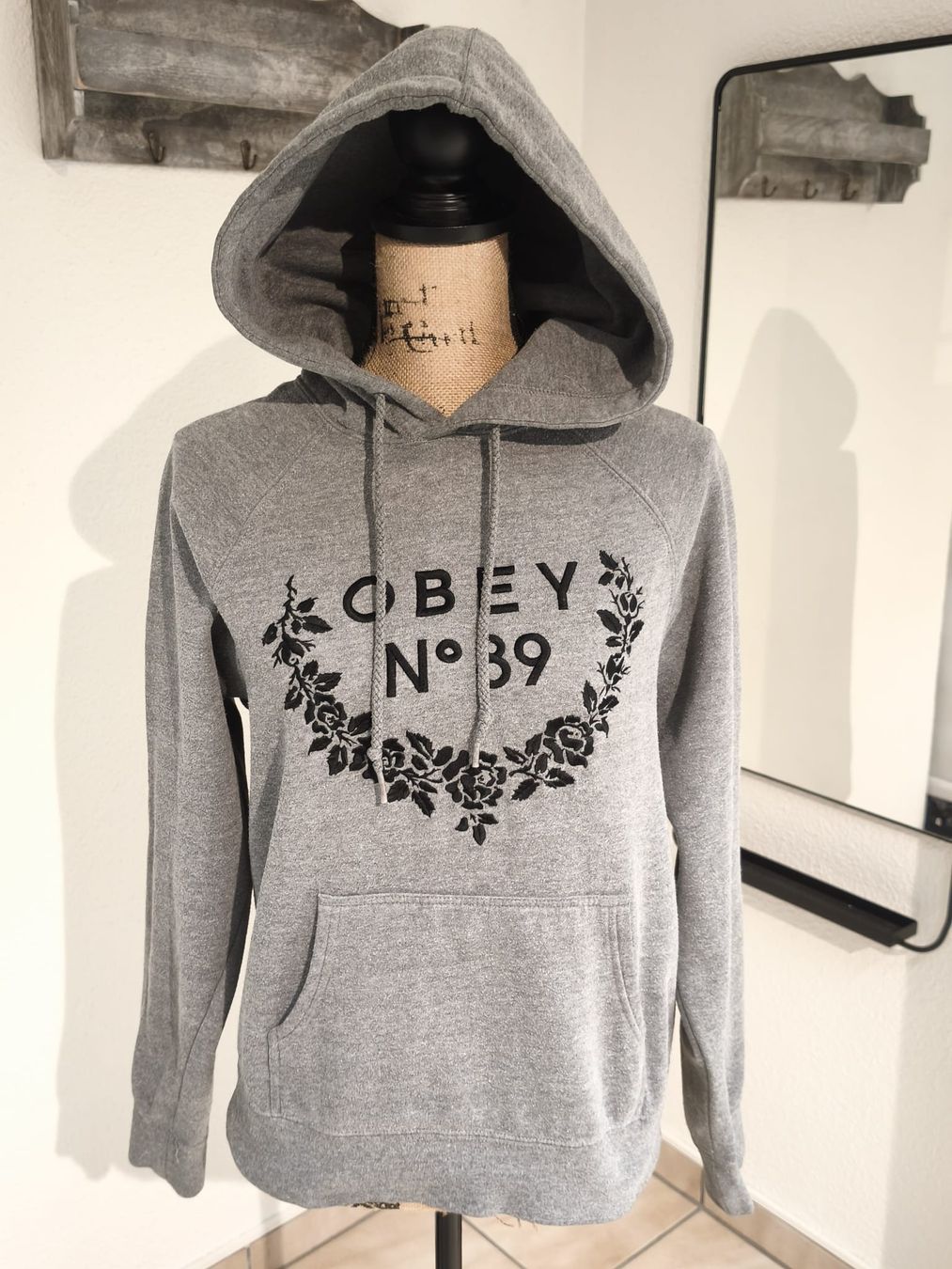 Obey Maglioni & Felpe: OBEY Hoodie, Grösse S, Grau – Nuovo (secondo la descrizione) da Emmetten venduto da SecondhandSiska 3