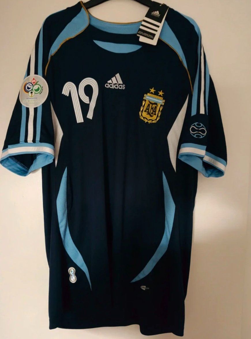Canottiere & Pantaloni: Maillot Argentine 2006 Rétro Messi – Nuovo e nell'imballaggio originale da Praz (Vully) venduto da Footzone.ch 1