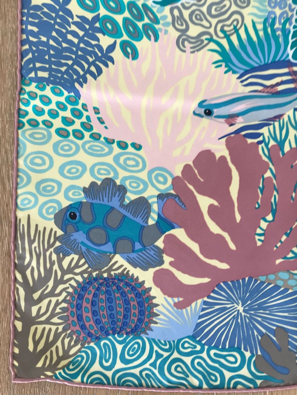 Hermès Foulards, Tücher & Schals: Hermès Seidentuch 90x90 UNDER THE WAVES 🌊 🐳🐠🐬 – Gebraucht aus Luzern von  7