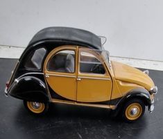 Citroen 2CV6 Charleston gelb Modellauto Ente
