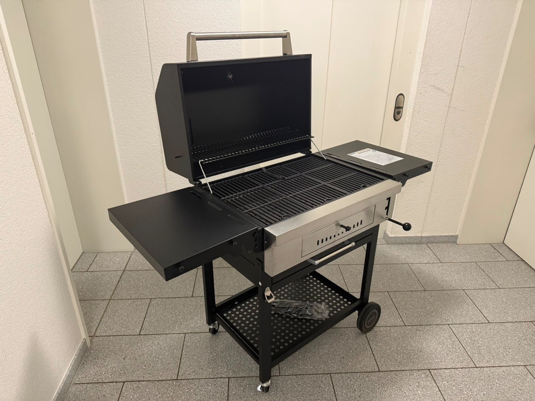 Grills: Fabrikneu  Tenneker   Holzkohlengrill – Gebraucht aus Tuggen von Nikihaushaltsgeraete 1
