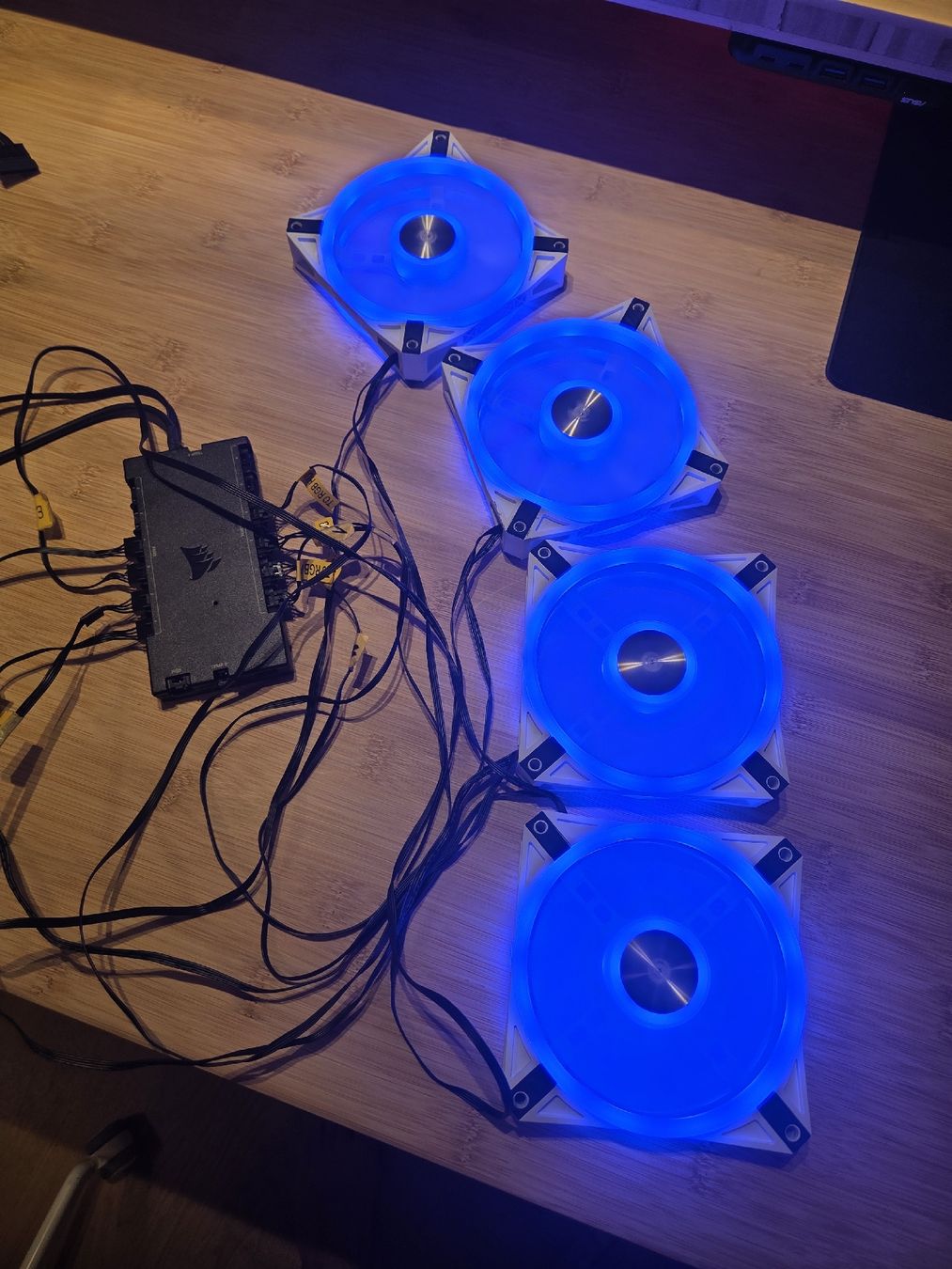 PC: 4xiCUE QL120 RGB Weiss inkl. Controller PRO – Usato da Arbon venduto da Mamamia13 4