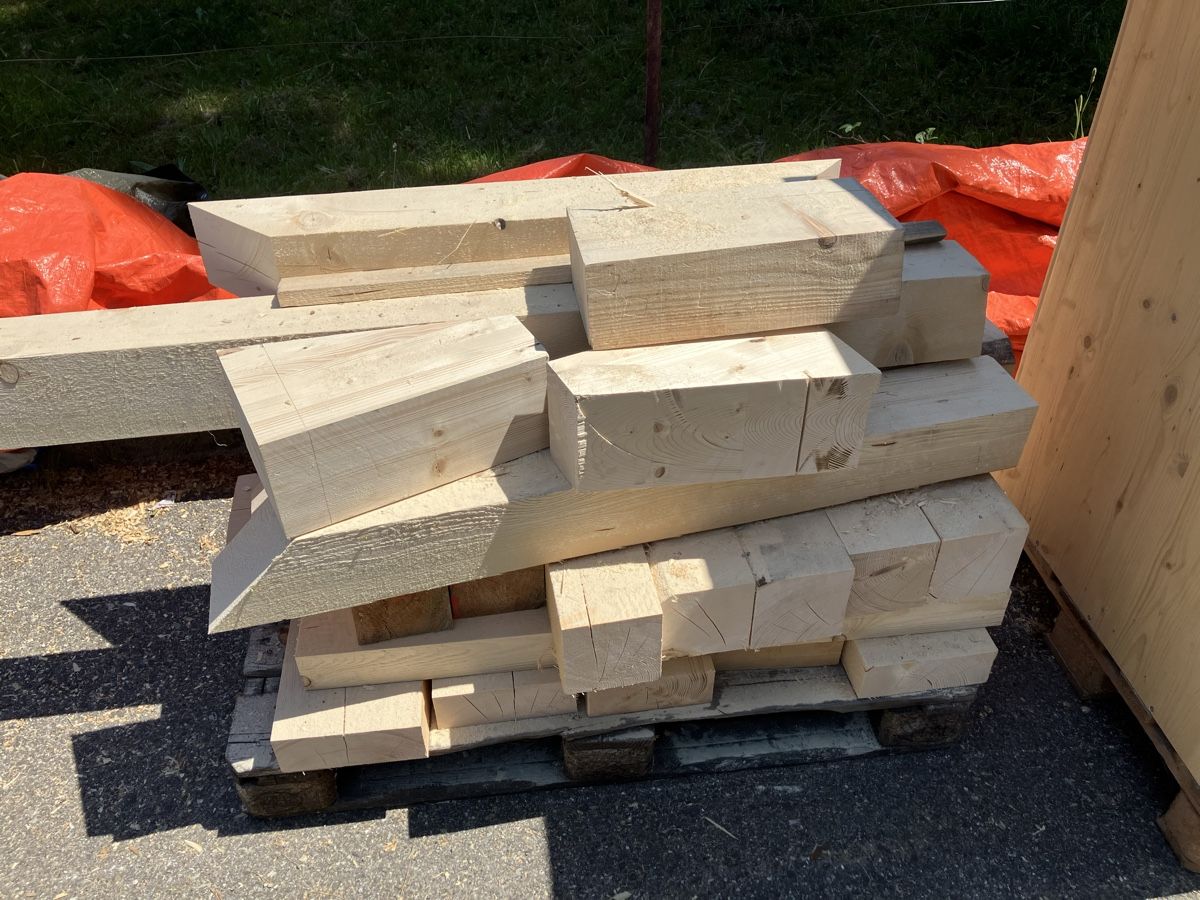 Articoli in legno: Restholz Balken Brennholz  – Usato da Thunstetten venduto da Sugus025