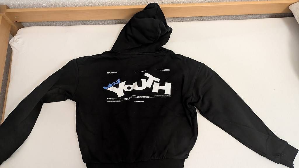 Maglioni & Felpe: Schwarzer Hoodie mit Backprint  – Usato da Niederuzwil venduto da davidseifert
