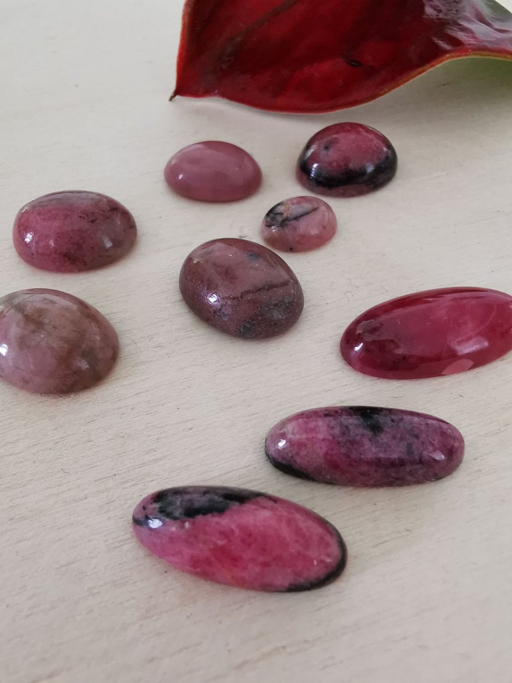 Edelsteine: 9 Stk. Rhodonit  Edelstein - Cabochon – Neu und originalverpackt aus Dierikon von Buntspecht-10 7