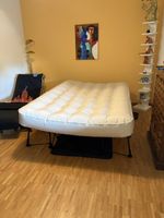 Selbstaufblasbares Luftmatratzen-Doppelbett auf Füssen