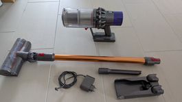 Dyson V8 (Modell SV27) Akku-Staubsauger inkl. Zubehör