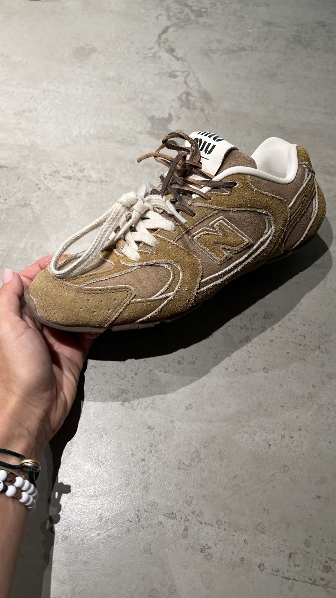 Miu Miu Herrenschuhe: Miu Miu x New Balance Sneaker – Neu (gemäss Beschreibung) aus Zürich von car_bd6x