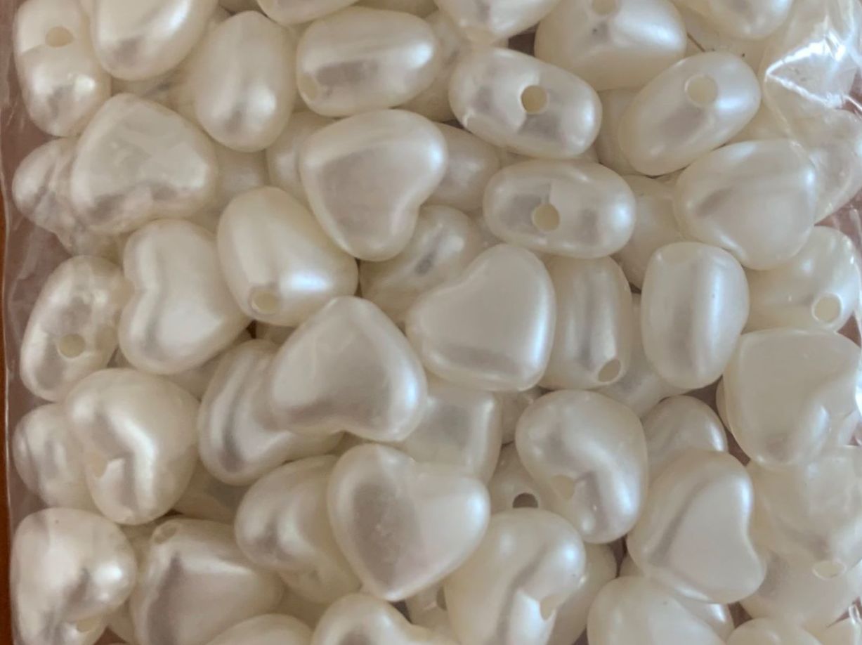 Perle (finte): Bastelperlen Herz perlmuttfarben, ca 100 Stück – Nuovo e nell'imballaggio originale da Geneve venduto da vane267