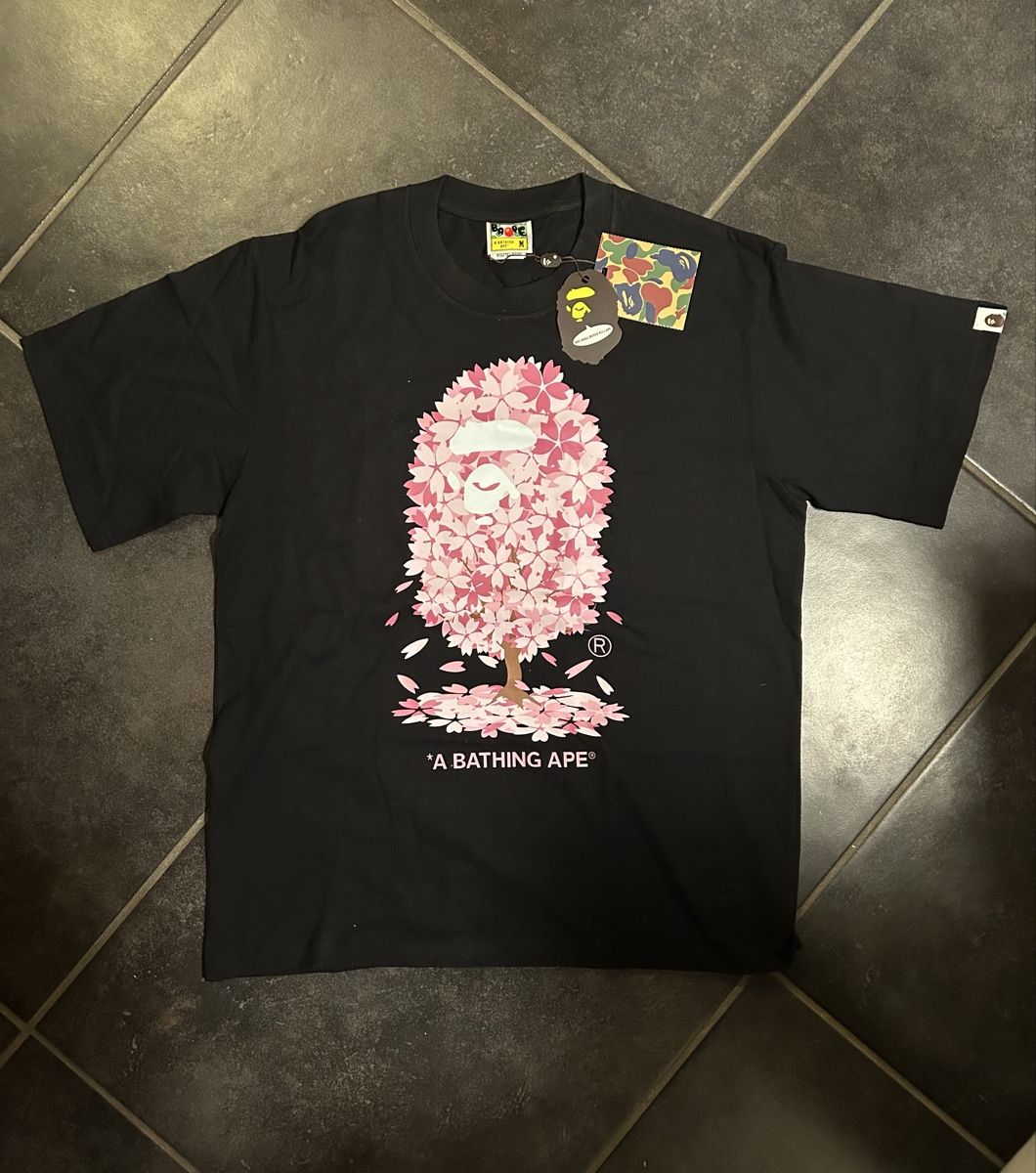 Bape T-shirt: BAPE Sakura Black Tee 🌸 – Nuovo (secondo la descrizione) da Le Locle venduto da Diabolo11