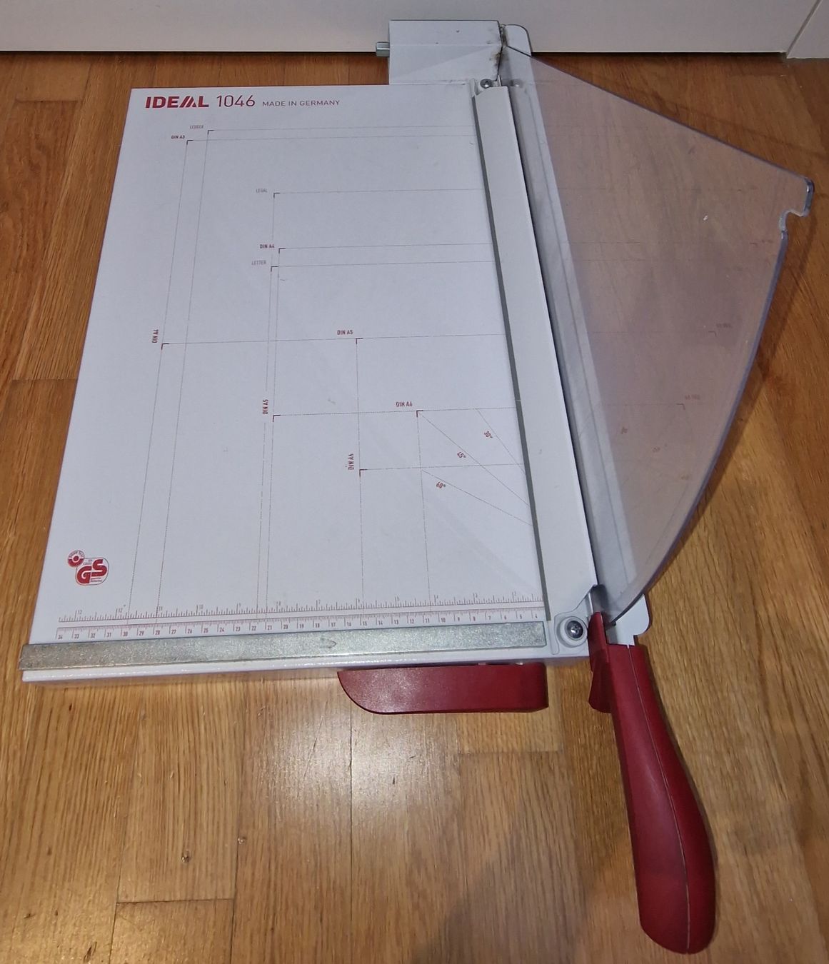 Tutte le macchine: IDEAL 1046 Papier-Schneidmaschine – Usato da Zug venduto da fab_q22m