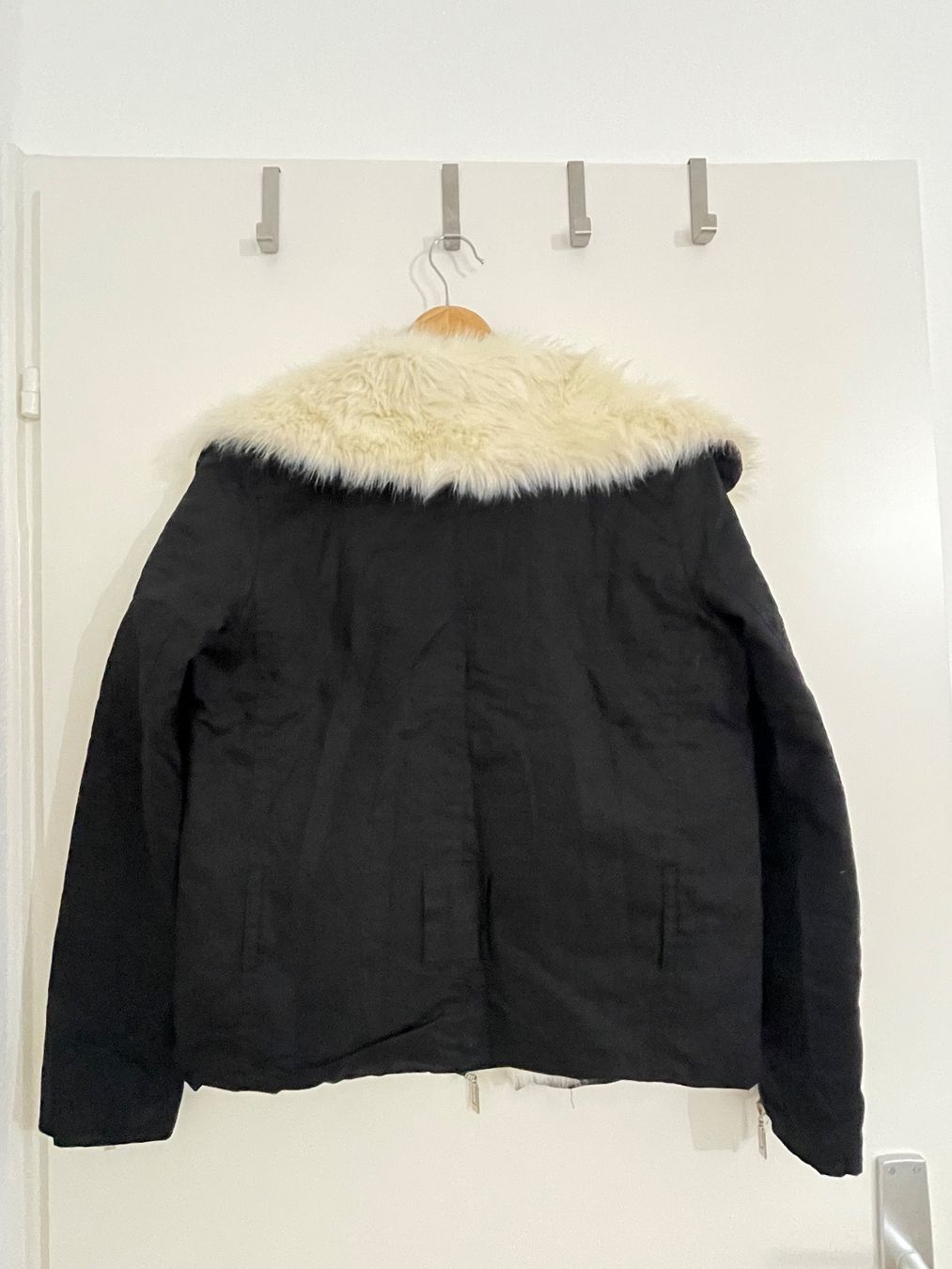 Giacche: Veste noire doublée avec fourrure blanche - Taille S – Usato da Vevey venduto da NCHOU 1