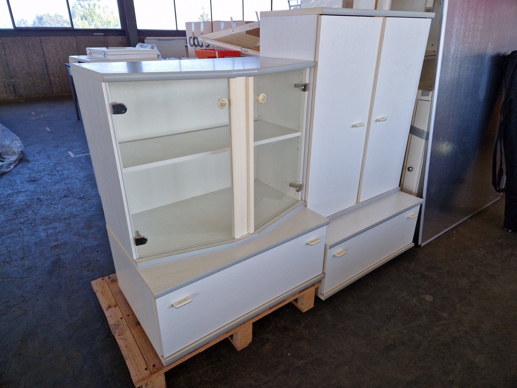 Regale: 2 Wohnwand Elemente , teilbar, Vitrinr mit Licht 160x150 – Gebraucht aus Wädenswil von verebe 1