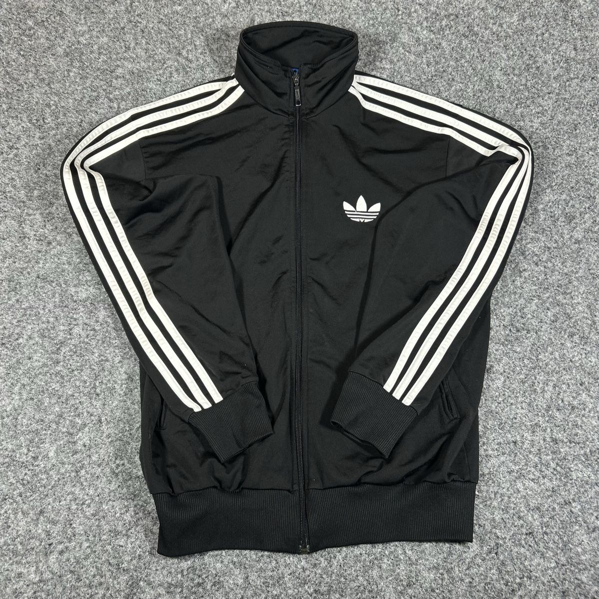 Adidas Giacche: Black Adidas jacket zip Medium – Nuovo (secondo la descrizione) da La Sagne NE venduto da Matlasape