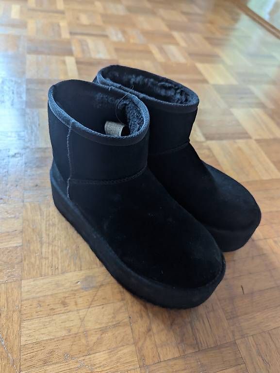Scarpe da donna: UGG Mini Platform Boots schwarz 38 – Usato da Zürich venduto da lin_6dtc