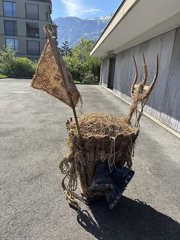 Skulpturen & Statuen: Grosse antike Kratte – Gebraucht aus Ennetbürgen von Hyde
