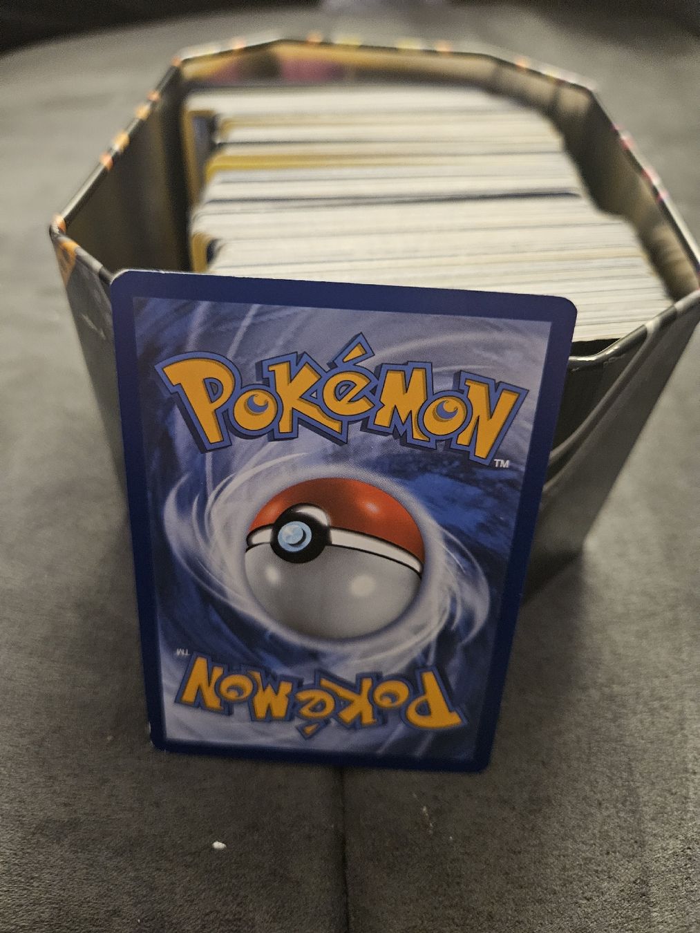 Cartes: Pokémon Sammelkarten + Pikachu Dose gefüllt – D'occasion à Zürich par bonsab74 1