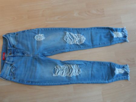 **** GUESS JEANS ****