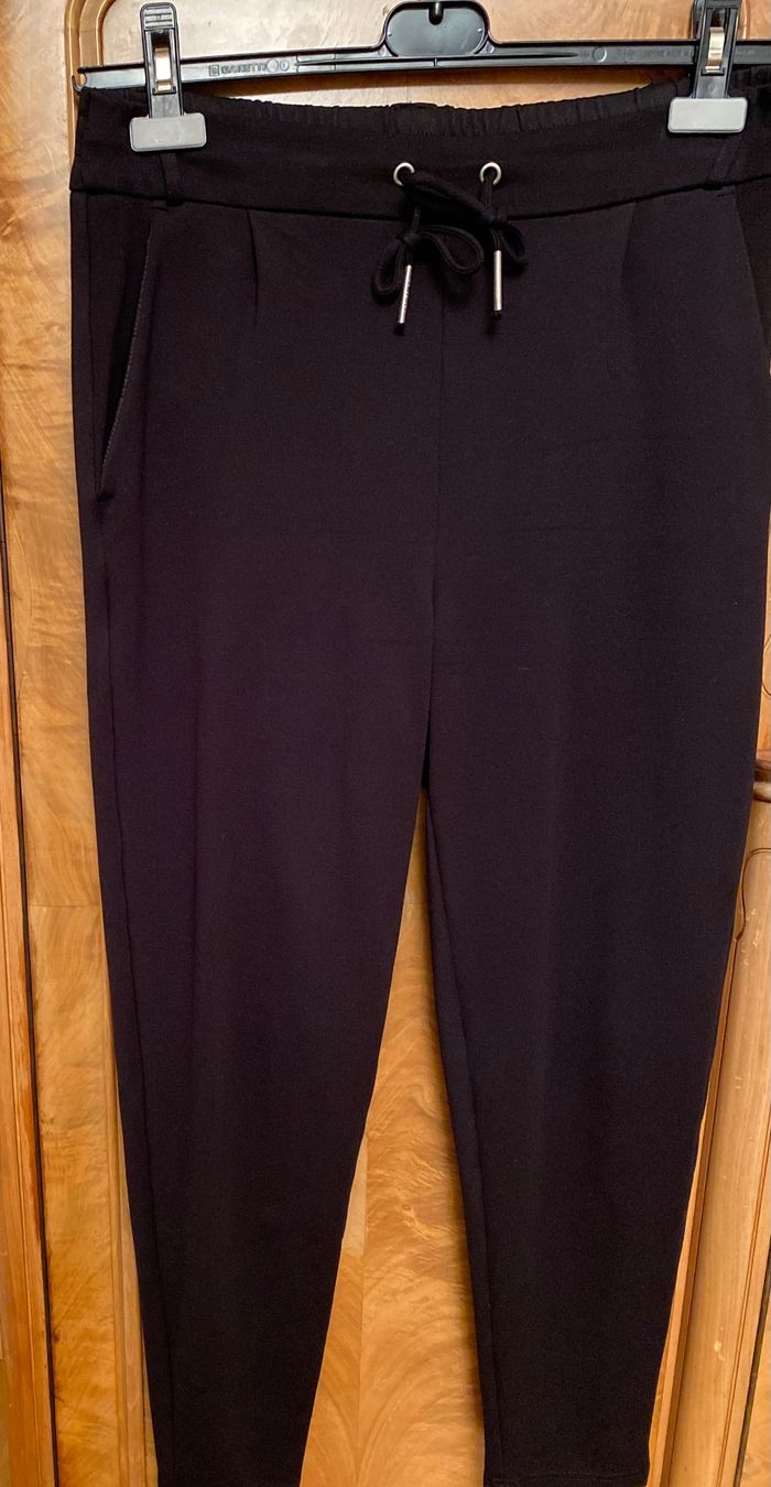 Pantaloni: Schwarze Stoffhose, Grösse Medium mit Elasthbund – Nuovo (secondo la descrizione) da Illnau venduto da Sniwi67