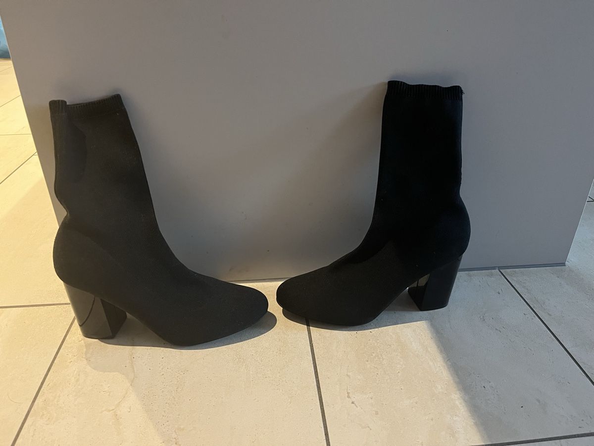Zalando Scarpe da donna: Schwarze -Stiefeletten Grösse 40 – Nuovo (secondo la descrizione) da Niederrohrdorf venduto da liv_7gbr 1